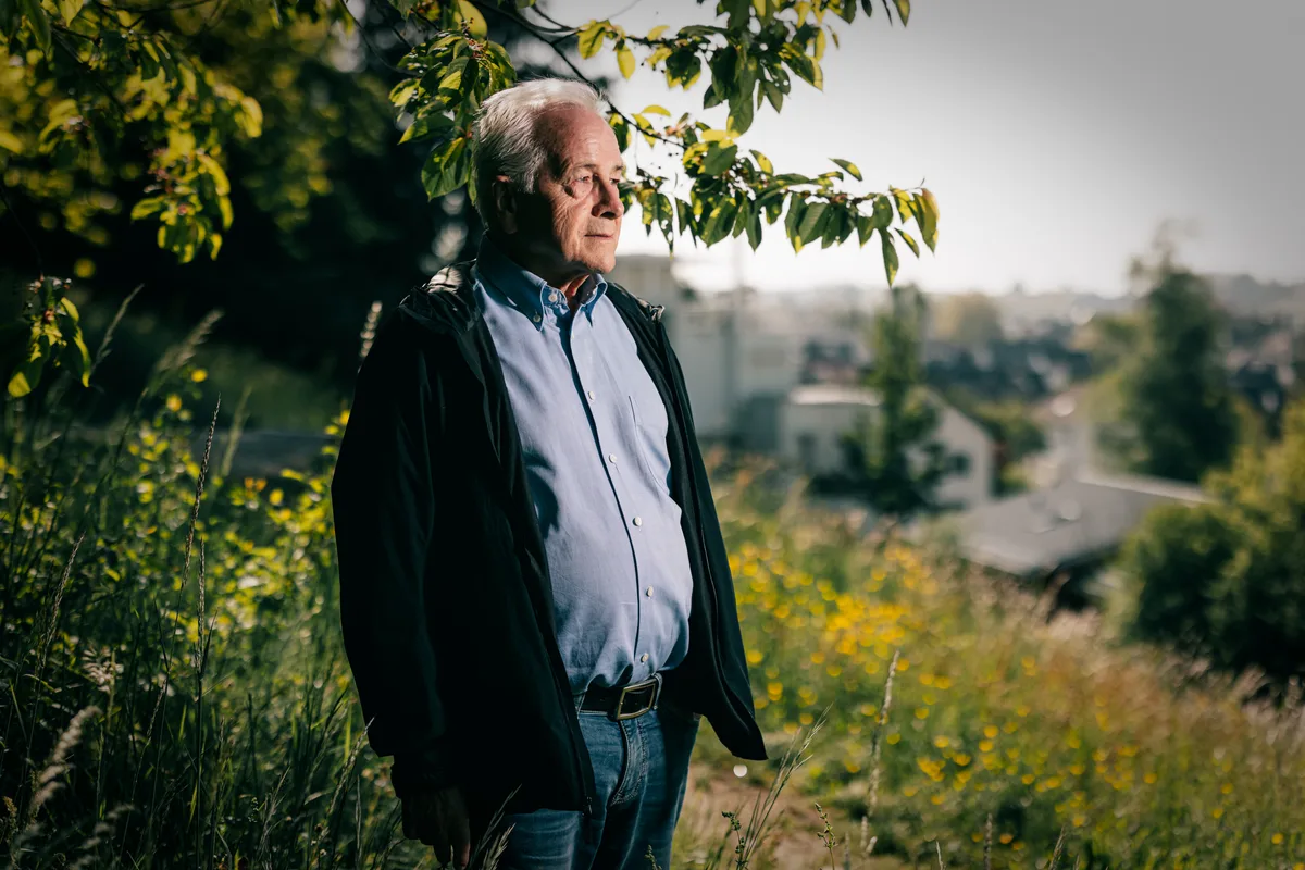 Paul Stopper liegen die Bäume am Zeughausareal am Herzen. Paul Stopper portraitiert beim Känzeli, nahe seinem Wohnort